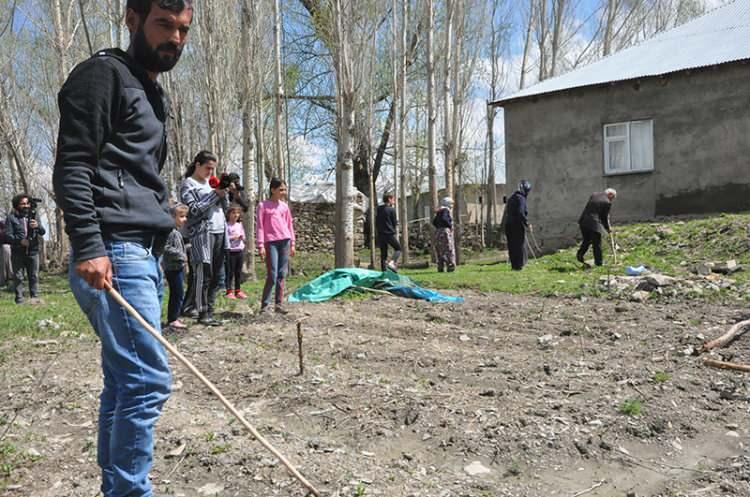 <p>İl&ccedil;e merkezine 7 kilometre uzaklıkta bulunan Bataklı k&ouml;y&uuml;nde ikamet eden Ataş ailesinin evini yılanlar bastı. Tek katlı toprak evde yaşayan 6 kişilik Ataş ailesi, havaların ısınmaya başlamasıyla birlikte korkulu g&uuml;nler yaşamaya başladı.&nbsp;</p>

<p>&nbsp;</p>
