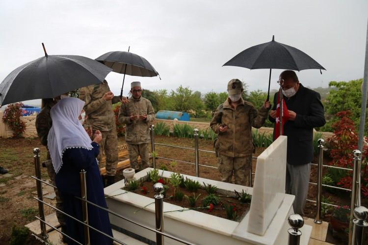 <p> Elazığ’da şehit ailesini evinde ziyaret eden Vefa Sosyal Destek Grubunda yer alan Mehmetçik, Anneler gününü kutladığı Hakide Akpınar'ın birlikte oğlunun kabir ziyareti isteğini anında yerine getirdi.</p>