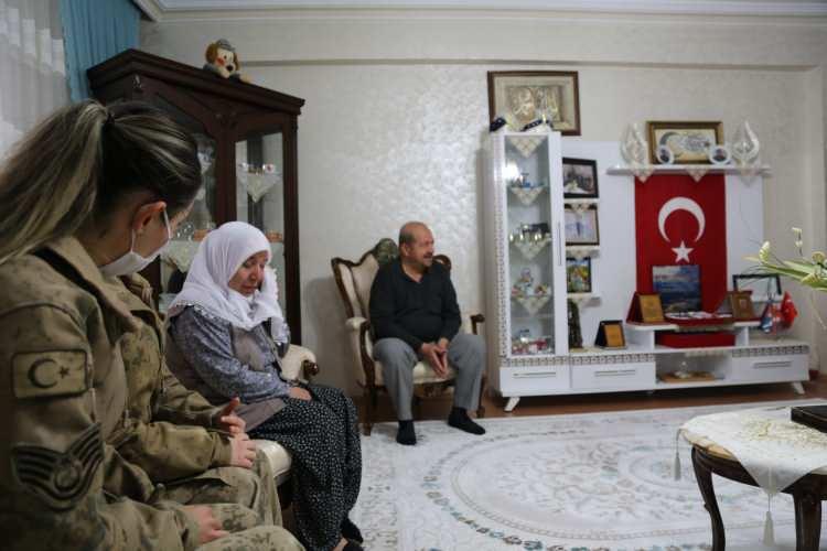 <p>Ziyarette anne Hakide Akpınar, Anneler Gününü kutlayan Mehmetçik'e şehit oğlunun kabrini birlikte ziyaret etmek istediğini söyledi. Bunun üzerine jandarma personeli, 4 çocuk annesi Hakide (61) ve baba İhsan Akpınar (63) çiftini, Adıyaman Jandarma Özel Harekat Tabur Komutanlığı'nda görev yaparken geçici görevle gittiği Mardin'in Nusaybin ilçesinde 1 Haziran 2016 yılında teröristlerin bir binaya tuzakladığı el yapımı patlayıcının infilak ettirilmesi sonucu şehit düşen evli ve 2 çocuk babası Uzman Çavuş Mehmet Akpınar'ın kabrine götürdü.Harput Mahallesi'nde bulunan aile mezarlığına defnedilen şehit Akpınar'ın kabrine karanfil bırakıldı, Kur’an-ı Kerim okunup dua edildi.</p>