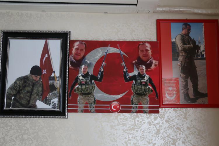 <p>Yaralandı, silah arkadaşları için tekrar gitti şehit oldu</p>
<p>Kendilerini ziyaret eden Mehmetçiğe minnettar olduklarını dile getiren ve oğlu şehit düştükten sonra her sene anneler gününde kabrini ziyaret ettiğini anımsatan Anne Akpınar, “Ziyaretinizden dolayı çok sağ olun, Allah razı olsun. Düşündüğünüz için teşekkür ederim.</p>