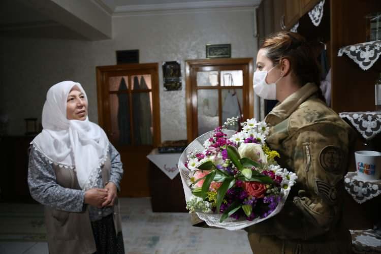 <p>Herkese kapım açık. Oğlum vatanı, bayağı, namusu için gitti ve gencecik canını feda etti. Bile bile gitti. Benim çocuğum bir operasyonda yaralandı.</p>