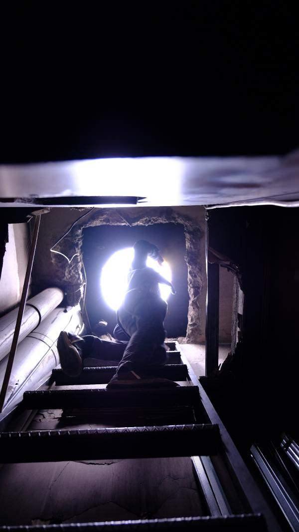 <p>11 kişinin yakalandığı kıraathanede, baskınlar sırasında polisten kaçmak için kullandıkları ucu çatıya çıkan tünelin olduğu ortaya çıktı. Şüphelilerden 2'si de tünelde yakalandı. </p>
