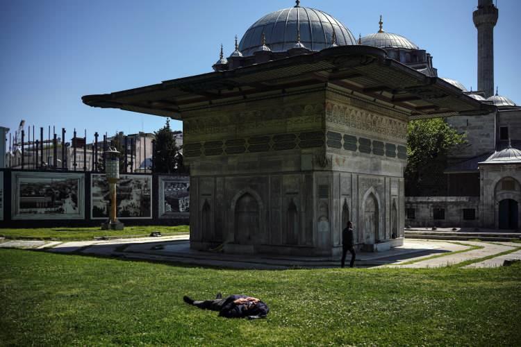 <p>Cepte para yok, yiyecek ekmeğimiz yok. 153’ü aradık, biz şunu istiyoruz memleketine gitmek isteyenler var, göndersinler” dedi.</p>
