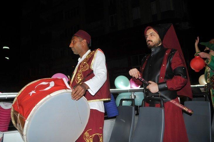 <p>Sele Sepet Şenlikleri iftar yapıldıktan hemen sonra başlar, alınan kat kat kağıt fenerler &ccedil;ıkarılır, ortasına mum yakılır, sokaktaki gruplar halinde toplanan &ccedil;ocuklar, mahalle sakinlerinin kapılarına giderek, "A&ccedil; kapıyı ben geldim. Ayda yıl da bir kere, kapına ben geldim. Manisini s&ouml;yleyerek topladıkları şekerleri, yanlarında taşıdıkları k&uuml;&ccedil;&uuml;k selelere koyarlardı. Korona vir&uuml;s tedbirleri kapsamında evlerinden &ccedil;ıkamayan &ccedil;ocuklar balkonlardan şenliği kutladı.</p>
