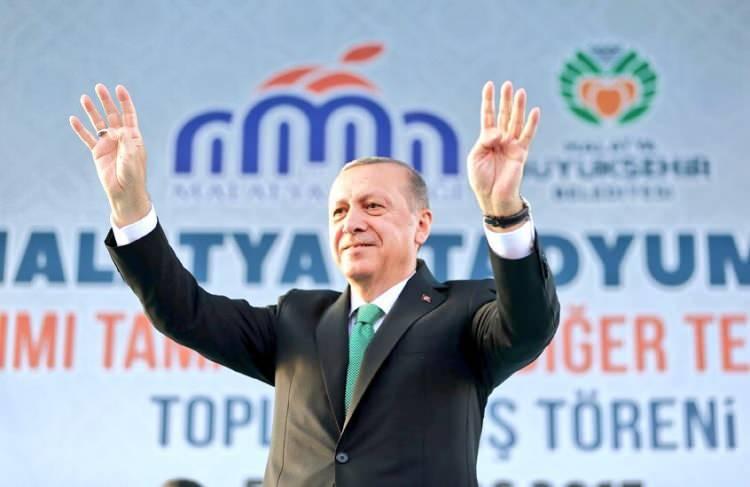<p>Sosyal medya ağı Twitter'da yüz binlerce vatandaş Cumhurbaşkanı Erdoğan'ı en çok konuşulanlar listesine (trend topic) taşıdı. Yüz binler Cumhurbaşkanı Erdoğan için 'Geceye Erdoğan selamı bırak' etiketiyle fotoğraflar paylaştı. İşte onlardan bazıları...</p>
