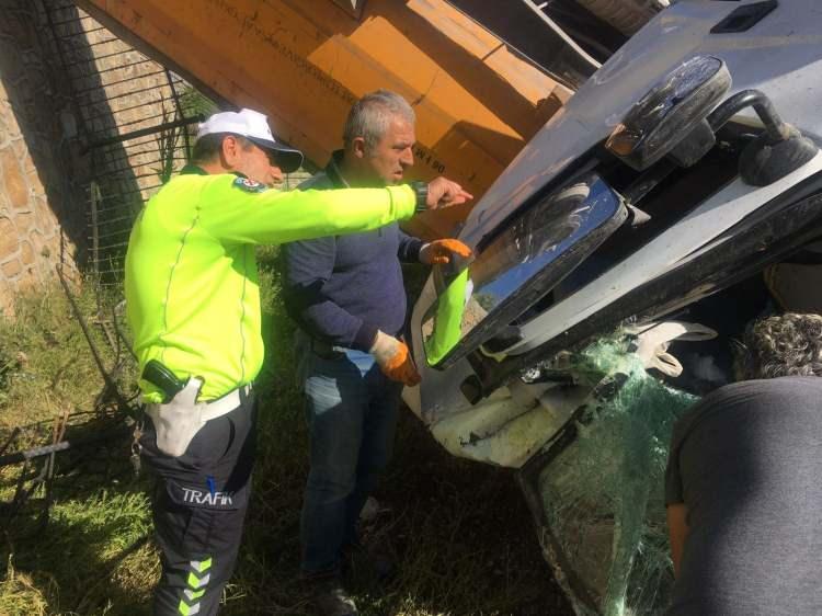 <p>Ters dönen kamyonun yakıt deposundan sızan motorinin herhangi bir olumsuzluğa yol açmaması için ise itfaiye ekipleri tarafından güvenlik önlemi alındı. Kamyonun duvar ile düştüğü yer arasında asılı kalması ilginç bir görüntü oluşturdu.</p>