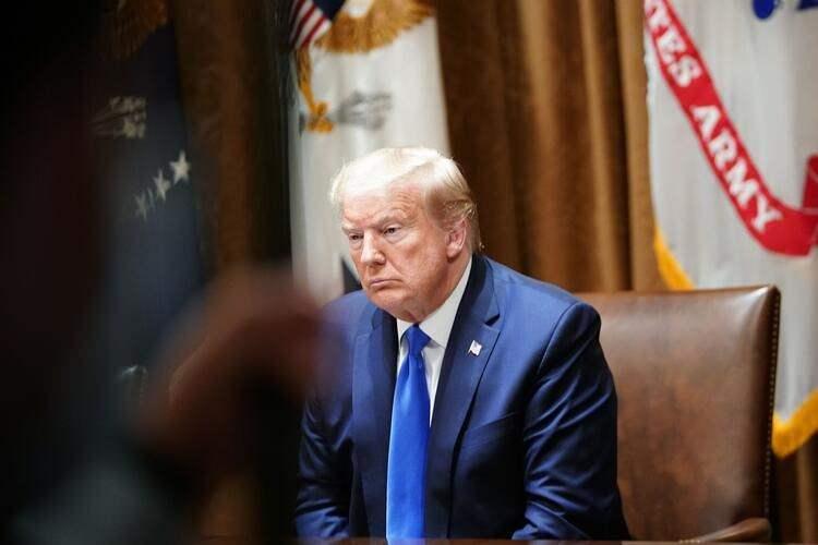 <p>Salgın döneminde ekonomik krizin virüsten daha fazla can kaybına yol açabileceği çıkışlarıyla gündeme gelen ABD Başkanı Donald Trump’ın (73) çevresinde koronavirüs testi pozitif çıkan kişi sayısı artıyor.</p>
<p> </p>