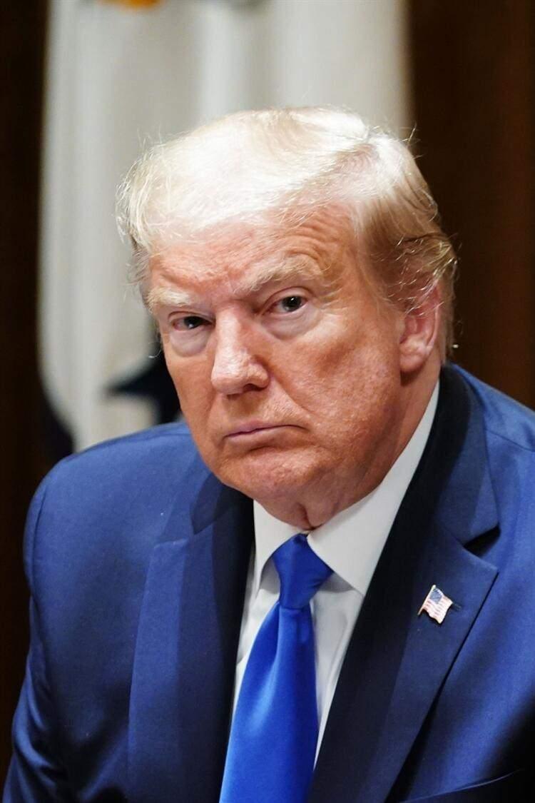 <p>Trump’ın yaveri: Beyaz Saray’da ilk COVID-19 vakası hafta ortası Başkan Trump’ın yaverlerinden birinde tespit edildi.</p>
<p> </p>