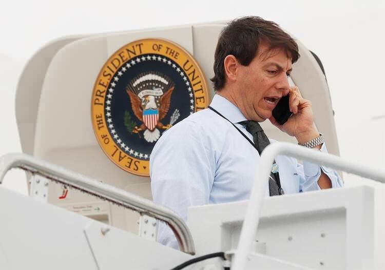 <p>Beyaz Saray Sözcü Yardımcısı Hogan Gidley, konuya ilişkin yaptığı yazılı açıklamada, “Beyaz Saray Sağlık Birimi, yerleşkede çalışan bir ordu mensubunun testinin pozitif çıktığını bildirdi.</p>
<p> </p>