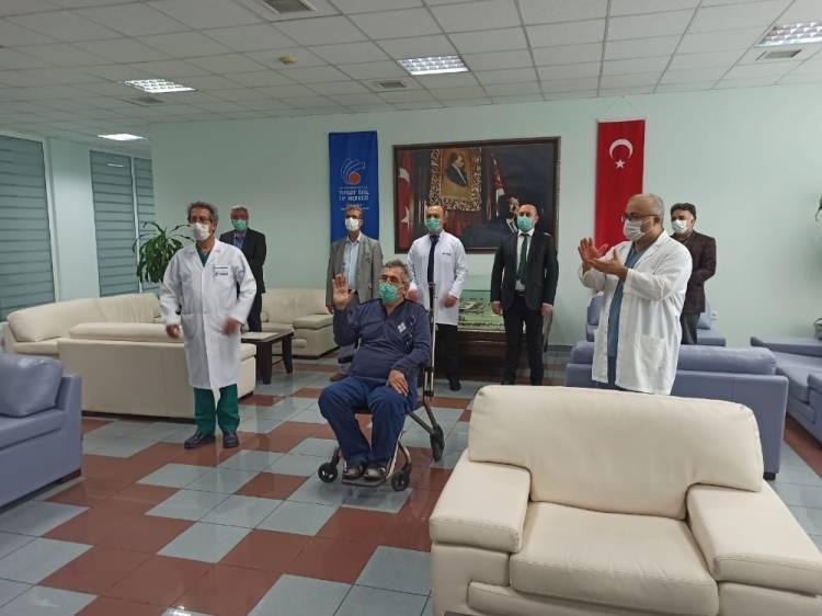 <p> 56 yaşındaki Abidin Aybar İnönü Üniversitesi Turgut Özal Tıp Merkezinde yeni tip koronavirüse (Kovid-19) karşı Türkiye'de yapılan ilk "immün plazma" nakliyle Kovid-19'u yendi. 38 günlük tedavi sürecinde uygulanan yöntemle sağlığına kavuşan Aybar "Bugün de Allah'a şükür taburcu oluyorum. Bu hastaneyi anlatmaya gerek yok tüm çalışanlara teşekkür ediyorum." dediç</p>

