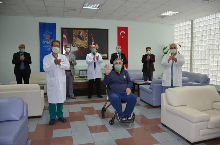 <p>Türkiye'de ilk kez immün plazma tedavisi uygulanan hasta Abidin Aybar ise kentte birçok sağlık kuruluşuna tedavi için gittiğini en son ise Turgut Özal Tıp Merkezi'nde kendisine koronavirüs tanısı konulduğunu söyledi.</p>
