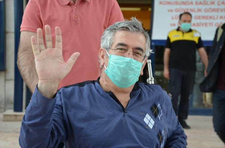 <p>Plazma tedavisi görerek hayata döndüğünü belirten Aybar, "Bende plazma bağışında bulunurum. Öyle bir vatandaşın sayesinde yaşıyorum. Benim de plazma bağışında bulunmam gerekiyor. Öğrencilerime bir buçuk aydır gereken ilgiliyi gösteremedim. Onlardan uzak kaldım, hepsine selamlarımı söylüyorum." dedi.</p>

