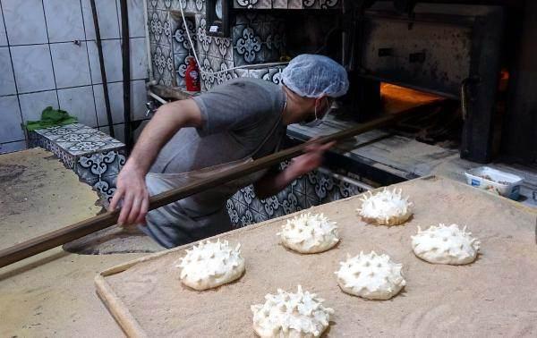 <p>Van’ın Erciş ilçesinde fırın işleten İsmail Şit, virüse benzeyen ekmekler üreterek tezgahına dizdi. </p>
