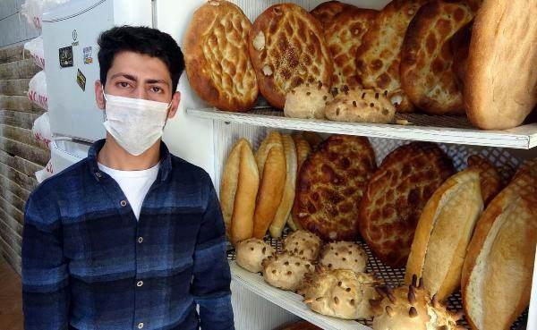 <p>Babasıyla birlikte Erciş il&ccedil;e merkezinde fırın işleten İsmail Şit de &uuml;rettiği ekmeklerine, televizyonlarda ve gazetelerde g&ouml;r&uuml;p etkilendiği "Covid-19" şeklini verdi.</p>
