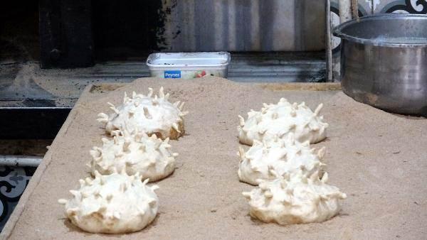 <p>M&uuml;şterilerden Hasan Ortakaya,"İftar pidesi almak i&ccedil;in her g&uuml;n bu fırına geliyorum. Tezg&acirc;hta koronavir&uuml;se benzeyen ekmek g&ouml;r&uuml;nce &ccedil;ok şaşırdım.&nbsp;</p>
