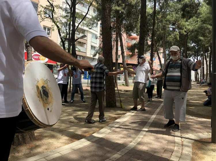 <p>Bursa'nın Nilüfer ilçesinde, kendilerine uygulanan sokağa çıkma kısıtlamasının kaldırılmasının ardından sokaklara çıkan 65 yaş ve üstü vatandaşlar, Roman Orkestrası'yla kurtlarını döktü.</p>
<p> </p>