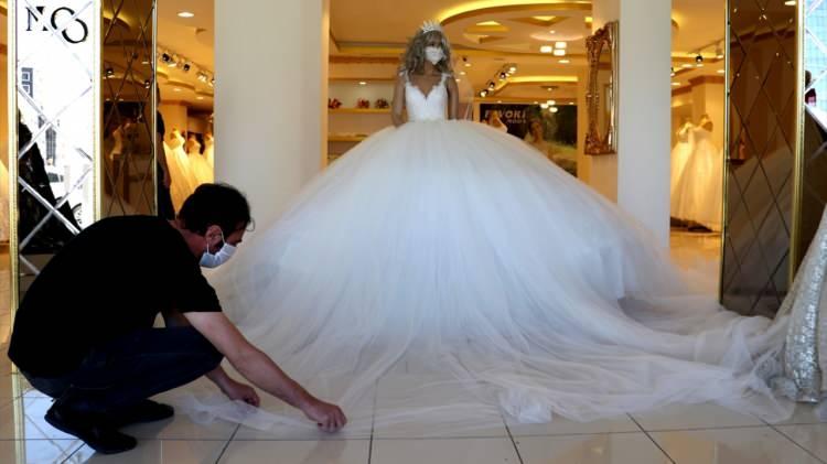 <p>Tasarımı yapan Mehmet Kaymak, düğünlerde de sosyal mesafeye uyulmasına dikkati çekmek için diktiğini belirterek satışına 7 bin 500 lira, kiralığına da 5 bin lira fiyat koydu.</p>

<p> </p>
