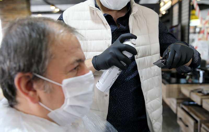 <p><strong>''HAVLU VE PEÇETE GİBİ ÜRÜNLER TEK KULLANIMLIK OLACAK''</strong><br />
<br />
Müşterilere galoş, maske ve eldiven verilecek ve işletmelerde mutlaka dezenfektan bulunacak.</p>

