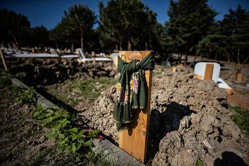 <p>AA ekibinin mezarlıkta bulunduğu sırada gelen bir cenazenin namazı, az sayıdaki cemaat tarafından kılınarak toprağa verildi.</p>
<p>Defin törenine gelen bir grup cenaze yakınının ise virüs salgınına karşı koruyucu tulum, maske ve siperlik taktığı görüldü.</p>
<p>Yukarı Baklacı Mezarlığında da birçok mezarın üzerinde eşarp ve şallar yer alırken bazı mezar taşlarının üzerinde ise Türk Bayrağı, Galatasaray forması ve polis şapkası gibi eşyalar da dikkati çekiyor.<br />
- "Koronavirüs mezarlığı diye bir şey yok"</p>
<p>İBB Mezarlıklar Daire Başkanı Ayhan Koç, AA muhabirinin koronavirüs sürecindeki defin işlemlerine ilişkin sorularını yanıtladı.</p>
