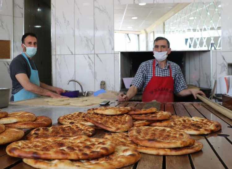 <p>Ramazan ayını en zor şartlarda yaşayan mesleklerden biri de fırıncılar. Sabah erken saatlerde işlerinin başına geçen fırın ustaları, yaktıkları fırınlarda vatandaşa hizmet veriyorlar. </p>