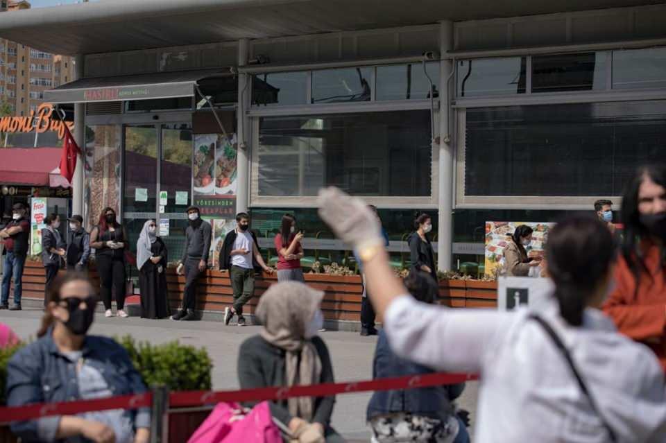 <p>AVM önüne ise yoğunluk yaşanmaması için bant çekilerek gelenlerin sıraya girmesi sağlandı.</p>
<p> </p>