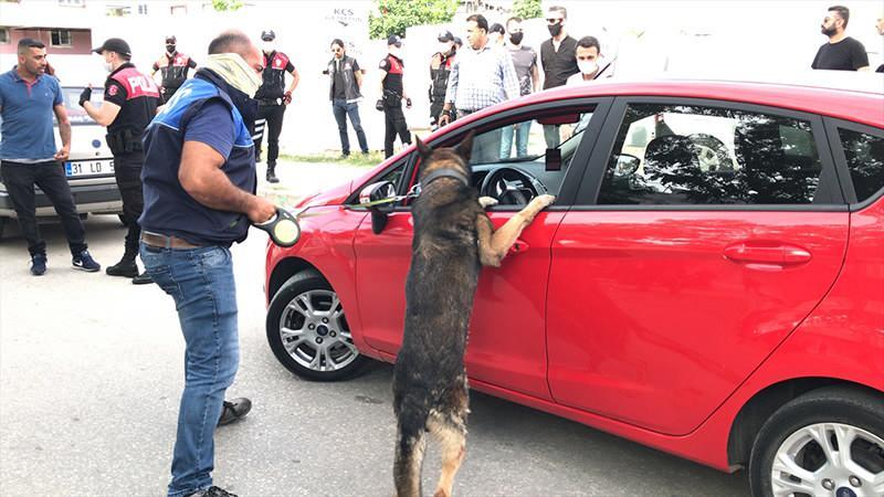 <p>Narkotik ekipleri ise şüphelendikleri araçları dedektör köpeğiyle aradı.</p>
<p> </p>