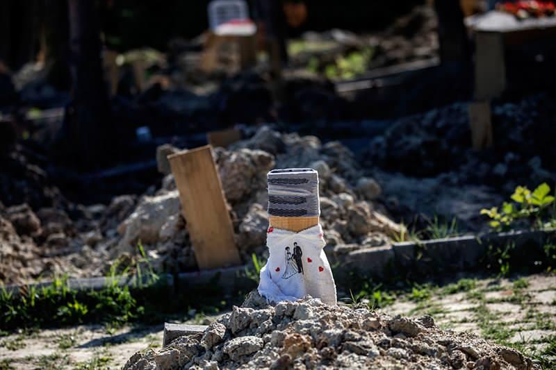 <p>Sarıyer Kilyos ve Beykoz Baklacı mezarlıklarıyla ilgili "Koronavirüs Mezarlığı" söylemlerinin doğru olmadığını, bu mezarlıkların daha önceden de var olduğunu ifade eden Koç, şunları dile getirdi:</p>

<p>"Mezarlıkların büyütülmesi dahi söz konusu değil. Buralar, mevcut var olan mezarlıklar. Defin işlemlerine hazır olabilecek durumda olan büyük çoğunluğu boş olan mezarlıklarımızdı. Kilyos ve Baklacı’yı belirlememizin altında yatan sebep hızlı şekilde defin sağlamak içindir. Koronavirüs mezarlığı diye bir şey yok. Yaklaşık 570 civarında mezarlığımız var ve hemen hemen hepsinde Kovid -19 virüsü sebebiyle vefat eden vatandaşlarımız defnediliyor. Aile mezarlığı olmayanları ve talep edilen mezarlıklarda zor yer bulunabilecek olanları bu mezarlıklara defnediyoruz. Ancak aile mezarlığı ile talep edilen mezarlıklarda yer sorunu yoksa ve hemen gömebileceksek defnediyoruz. 'Korona Mezarlığı' ifadesi hoş olmayan bir algı."</p>
