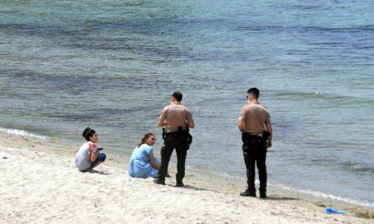 <p>Korona virüs nedeniyle boşalmayan sokak ve caddeler, sıcaklık nedeniyle boşaldı. Aşırı sıcaklar nedeniyle sokak hayvanları parklardaki ağaç gölgeliklerinde serinlemeye çalışırken, duyarlı bazı esnafın ise sokak hayvanlarının susuz kalmaması için iş yerlerinin önüne su dolu kaplar koydukları gözlendi.</p>