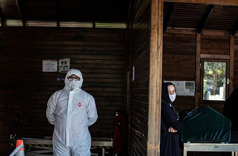 <p>Yeni tip koronavirüs (Kovid -19) salgınından Türkiye'de en çok etkilenen İstanbul'da virüs nedeniyle hayatını kaybedenlerin cenaze işlemleri, koruyucu tedbirler alınarak dini usullere göre gerçekleştiriliyor.</p>
