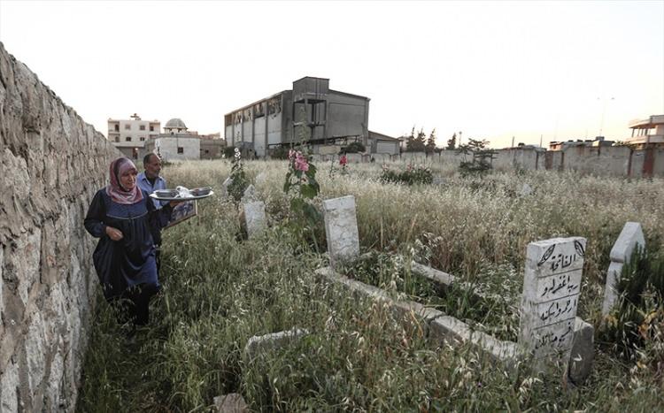 <p>Kocası, gelini ve üç aylıkken babası tutuklanan torunuyla yaşayan Ubeyd, "İftar sofrasına belki oğlum gelir diye tabak ekliyorum. Sofraya gelip birlikte yemek yemeği umut ediyorum ama kimse gelmiyor." ifadelerini kullandı.</p>
<p> </p>