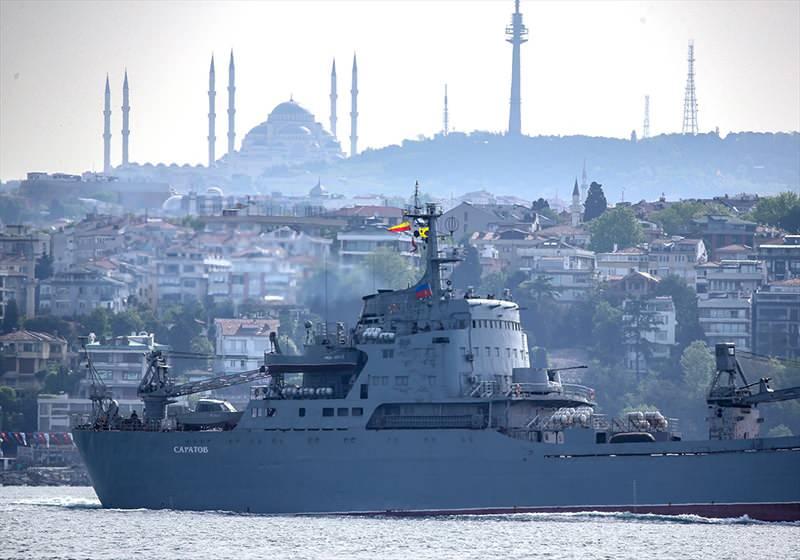 <p>Boğaz geçişi boyunca burun kısmında bir Rus askerin nöbet tuttuğu gemi, Marmara Denizi'nde seyrini sürdürdü. </p>