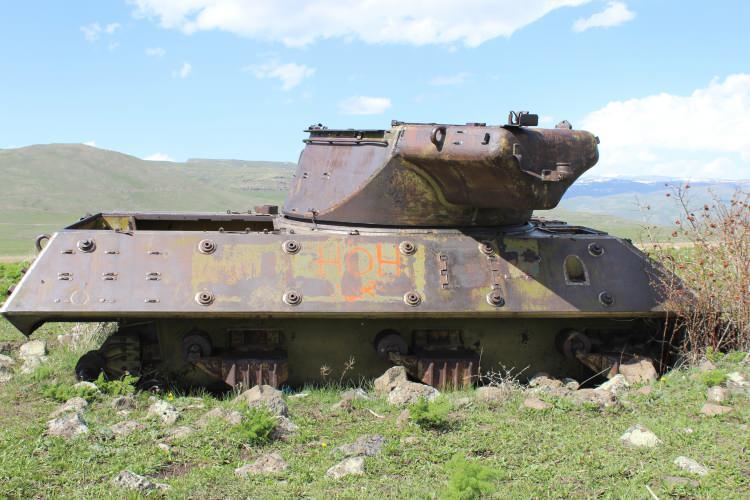 <p>Konuyla ilgili açıklamalarda bulunan Erzurum Tanıtım Derneği Başkan Yardımcısı Ömer Faruk Kızılkaya, “Bu tankların savaş dönemlerinden ve tatbikatlardan kaldığını tahmin ediyoruz. Bu bölgeler de savaşa karşı her daim sıcak olarak tutulmuş bölgelerdir.</p>