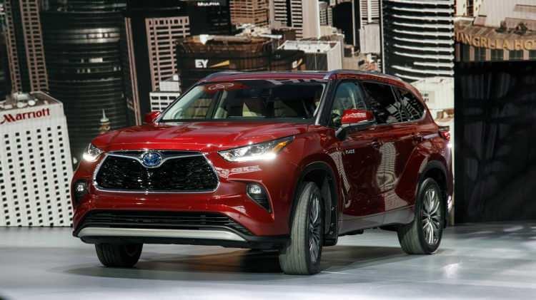 <p>2021 Toyota Highlander Hybrid, geniş çaplı birçok farklı senaryoda kazaları önlemek veya şiddetini azaltmak üzere tasarlanan bir dizi aktif güvenlik teknolojilerini içeren son <strong>“Toyota Safety Sense”</strong> güvenlik sistemi ile donatılmış bulunuyor.</p>
<p> </p>