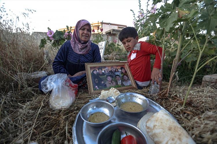 <p>Rejim güçlerinin Eylül 2018'de askeri yığınağına hız vermesi üzerine Türkiye ve Rusya, 17 Eylül 2018'de ateşkesi güçlendirmek için Soçi'de ek mutabakata vardı. Saldırılarına kısa bir süre ara verdikten sonra yeniden başlayan rejim güçleri, Mayıs 2019'da bölgeyi tümüyle ele geçirmek için kara operasyonu düzenledi.</p>
<p> </p>