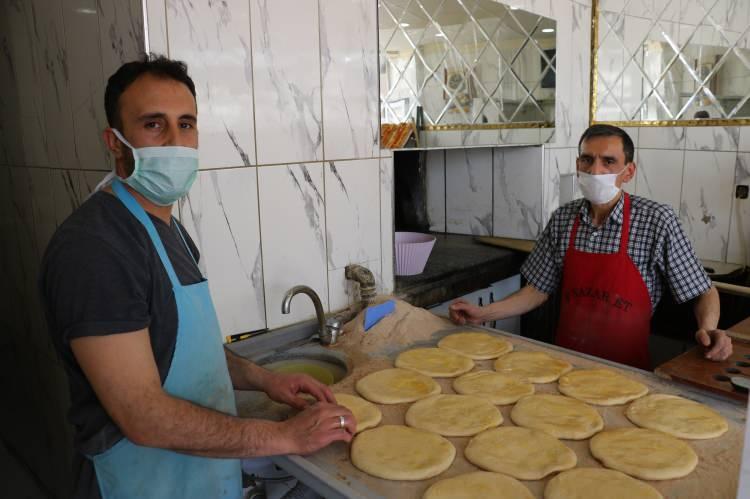 <p>“Zorlansak da çalışmak zorundayız”</p>
<p>40 yıldır fırın ustası olan 52 yaşındaki Ramazan Demirhan, fırın başında zorlandığını belirterek, “Ramazan ayındayız. Dışarıda 30 dereceye yakın bir sıcaklık var. </p>