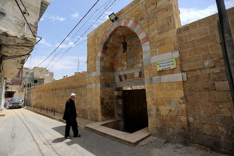 <p>Abluka altındaki Gazze Şeridi'nde bulunan Büyük Ömer Camisi'nde 30 yıldır müezzinlik yapan 82 yaşındaki Muhammed Heniyye, her ramazan ayında dolan camide, bu yıl yeni tip koronavirüs (Covid-19) nedeniyle yalnız ibadet ediyor.</p>

<p> </p>
