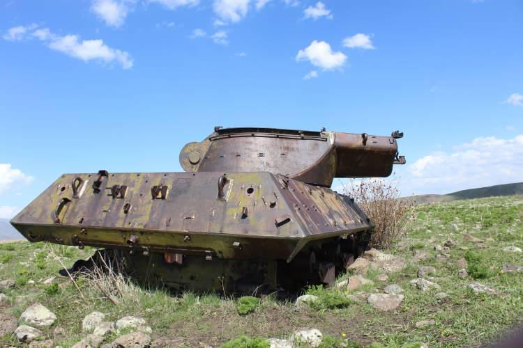 <p>Buralarda sürekli tatbikatlar yapıldı. Bu tankların gerekli malzemeleri alınarak burada çürümeye terk edildiğini görüyoruz. Bazen buraya mantar toplamaya gelenler hatıra fotoğrafları çekiyor.</p>