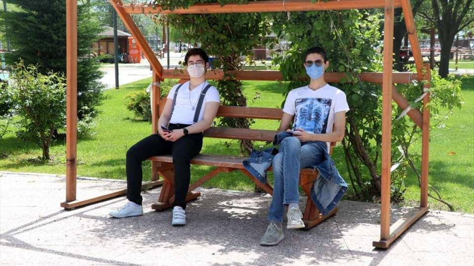 <p>Sokağa çıkan gençlerin daha çok arkadaşları ile vakit geçirebilecekleri yeşil alanlara gittiği gözlendi.</p>

<p> </p>
