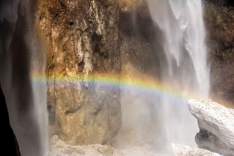 <p>K&uuml;lt&uuml;r, tarih ve doğal g&uuml;zellikleriyle &ouml;ne &ccedil;ıkan 1500 rakımlı Ovacık'ta, ilkbaharla yeşilin tonlarına b&uuml;r&uuml;nen doğa, seyrine doyumsuz manzaralar sunuyor.&nbsp;</p>

<p>&nbsp;</p>
