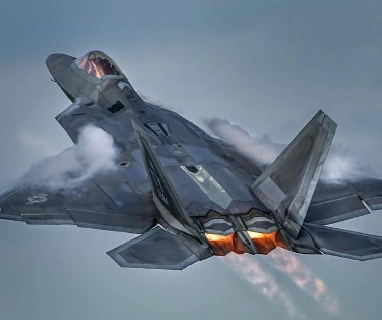 <p>ABD'nin en yakın müttefikine dahi vermediği beşinci nesil savaş uçağı F-22 Raptor, Florida Eyaleti’ndeki Eglin hava üssü yakınlarında düştü. </p>
