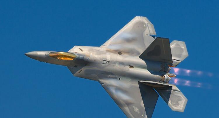 <p>Rutin eğitim uçuşu gerçekleştiren F-22’nin, Eglin hava üssüne 20 kilometre mesafede düştüğü bildirildi.</p>

<p> </p>
