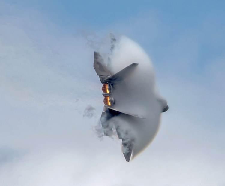 <p>Üsse 19 kilometre mesafede düşen uçağın pilotunun koltuk fırlatma yöntemi ile kurtulduğu belirtilirken uçağın düşme nedenine ilişkin soruşturma başlatıldı. </p>

<p> </p>
