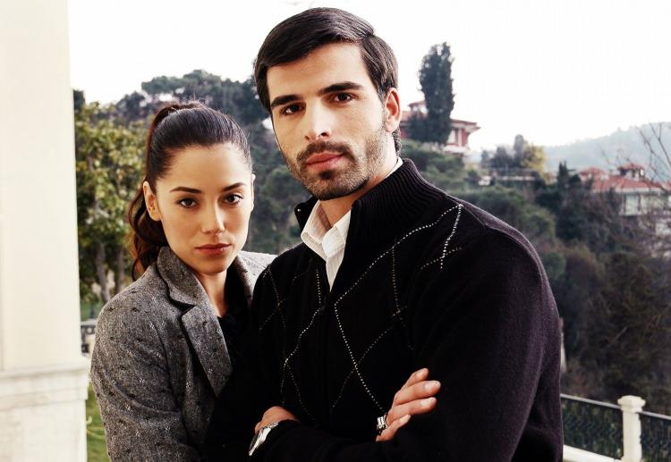 <p>Mehmet Akif Alakurt ile başrolü paylaştığı bu dizinin ardından Kenan İmirzalioğlu ile 2 kez karşılıklı oynayacağı projeleri geldi. İlki, Son Osmanlı Yandım Ali adlı sinema filmi oldu.</p>