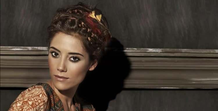 <p>Ezel'in ardından önü açılan Dere, Yahşi Batı filminde Mary Lou karakterini Muhteşem Yüzyıl dizisindeyse İranlı Firuze karakterini canlandırdı.</p>