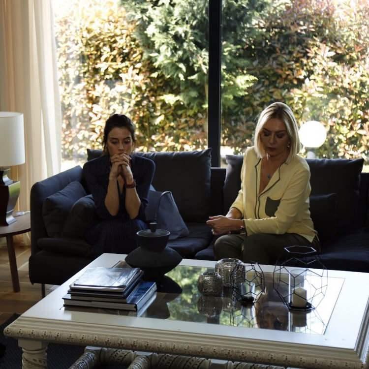 <p>Aynı yıllarda Anne dizisinde çocuk oyuncu Beren Gökyıldız ile başrolü paylaştı. Dizide hem Gülenay Kalkan hem de Vahide Perçim'in kızını oynadı.</p>