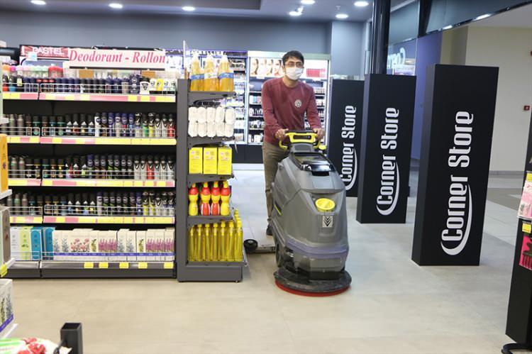 <p>Aksaray'da, yeni tip koronavirüs (Kovid-19) salgını nedeniyle geçici süre kapatılan alışveriş merkezleri (AVM), gerekli önlemleri alarak kapılarını yeniden açtı.</p>
<p> </p>