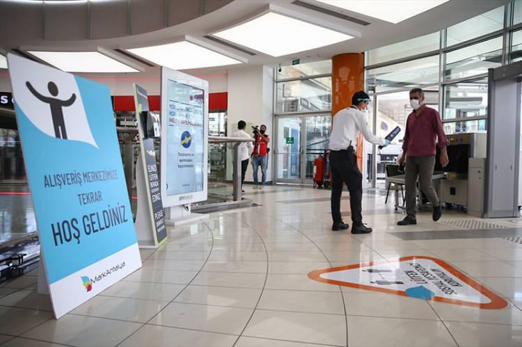 <p>İş yerlerinden alışveriş yapan müşteriler ödeme sıralarını önündeki kişi ile en az 1 metre mesafe olacak şekilde bekledi. </p>
