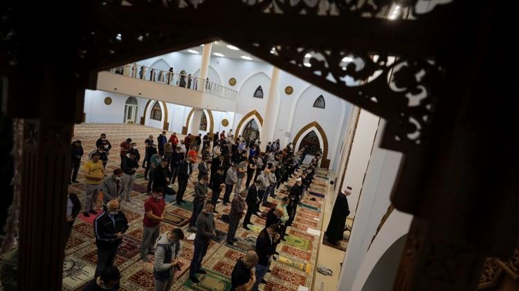 <p>Bu kapsamda, başkent Saraybosna'daki İstiklal Camisi teravih namazı kılmak isteyen Müslümanlarla doldu.</p>
