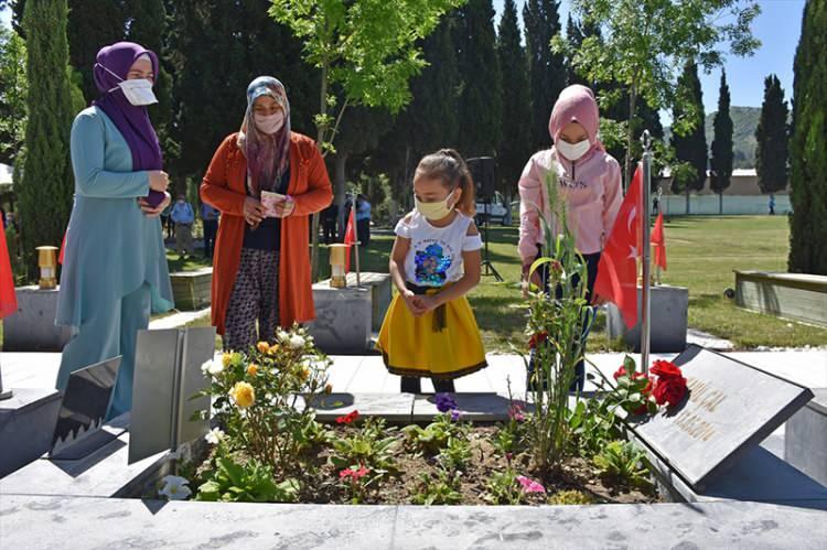 <p>Manisa'nın Soma ilçesinde 13 Mayıs 2014'te meydana gelen maden faciasında şehit olan 301 işçi, acı olayın yıl dönümünde anıldı.</p>

<p> </p>
