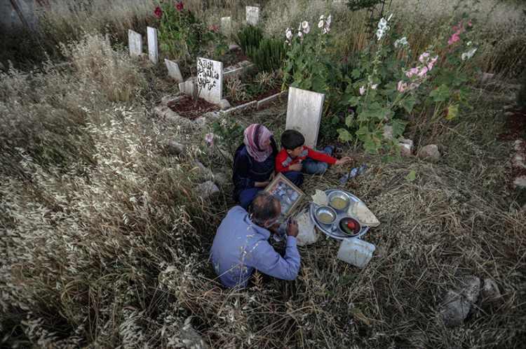 <p>Rejim ve destekçileri bu çerçevede İdlib'in önemli ilçelerinin yanı sıra güneyi ve güneydoğusu, Hama'nın kuzey ve doğu kırsalı ile Halep'in güney ve batı kırsalında çok sayıda yerleşimi ele geçirdi. Soçi mutabakatından bu yana rejim ve destekçilerinin İdlib'e saldırılarında 1800'den fazla sivil can verdi. Ocak 2019'dan itibaren yaklaşık 2 milyon sivil göç etti.</p>
<p>Türkiye ve Rusya, 12 Ocak 2020'de ateşkesin başlaması için mutabık kaldı ancak Esed rejimi ve müttefikleri, ateşkesi hiçe sayarak İdlib'deki saldırılarını sürdürdü. Bunun üzerine Türkiye Cumhurbaşkanı Recep Tayyip Erdoğan ve Rusya Devlet Başkanı Vladimir Putin, 5 Mart'ta Rusya'nın başkenti Moskova'da yeni bir mutabakat sağladı. Son ateşkes 6 Mart 2020 saat 00.01'den itibaren yürürlüğe girdi. Rejim güçlerinin zaman zaman ihlallerine rağmen, ateşkese büyük ölçüde riayet ediliyor.</p>